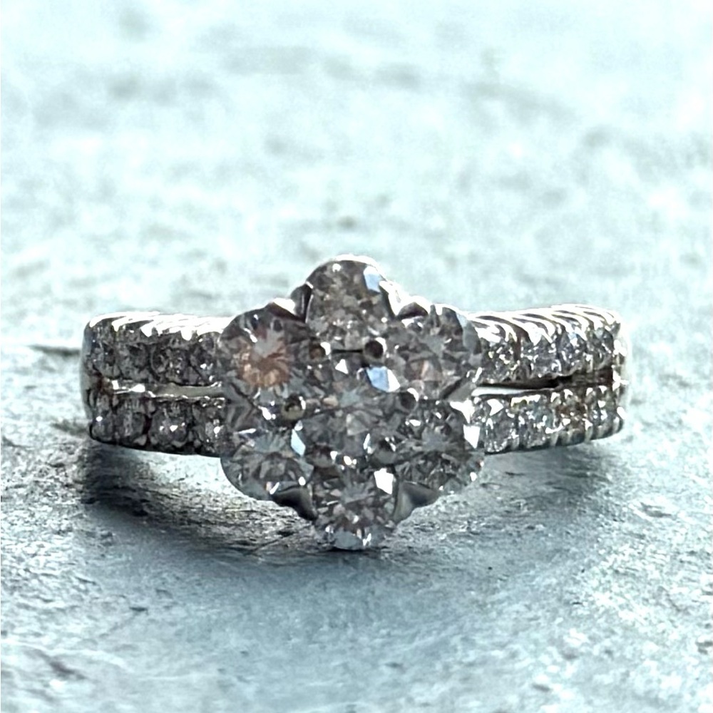 Beautiful 14k White Gold 1.86 Ct Diamond Flower Ring - Picture 6 of 10